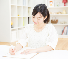 書類にサインする女性