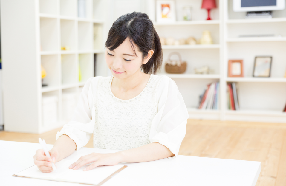 書類にサインする女性
