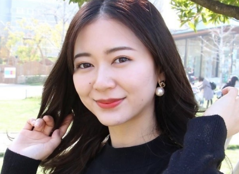 こちらを見ている女性